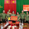 Công an tỉnh Thanh Hóa trao hơn 750 triệu đồng; hơn 3 nghìn bộ quần áo và chăn ấm hỗ trợ các tỉnh miền Trung, Tây Nguyên khắc phục hậu quả thiên tai
