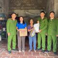 Đoàn Thanh niên Công an xã Lương Sơn tặng quà cho gia đình có hoàn cảnh khó khăn nhân dịp Tết Dương lịch 2026