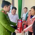 Tuyên truyền pháp luật và tặng bình chữa cháy cho hộ gia đình khó khăn tại phường Đông Sơn
