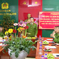 Thượng tá Kim Duy Cương, Phó Giám đốc Công an tỉnh kiểm tra, chúc Tết cán bộ, chiến sĩ Công an phường Hàm Rồng và lực lượng làm nhiệm vụ bảo đảm ANTT đêm Giao thừa.