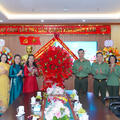 Thiếu tướng Tô Anh Dũng tặng hoa chúc mừng Hội Liên hiệp Phụ nữ tỉnh nhân Ngày Quốc tế Phụ nữ 8/3