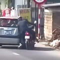 Nhanh chóng xác minh, làm rõ clip xe ô tô chèn ngã người đi xe máy trên quốc lộ