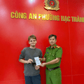 Công an phường Hạc Thành hỗ trợ du khách là người nước ngoài nhận lại tài sản thất lạc