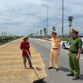 Thanh Hoá: Chấn chỉnh tình trạng phơi lúa, rơm rạ trên đường giao thông
