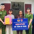 Công an xã Vạn Lộc nhận đỡ đầu nữ sinh nghèo hiếu học