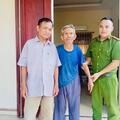 Công an phường Đào Duy Từ giúp cụ ông cao tuổi đi lạc trở về nhà an toàn
