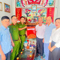 Công an phường Nghi Sơn thăm hỏi, tặng quà người có công và thân nhân người có công với cách mạng