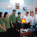 Công an Thanh Hóa trao di ảnh phục dựng Anh hùng Lực lượng vũ trang nhân dân Nguyễn Thị Lợi cho gia đình