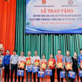 Công an xã Nga Sơn trao tặng 30 di ảnh Anh hùng liệt sĩ nhân kỷ niệm 79 năm Ngày Thương binh - Liệt sĩ