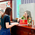 Kịp thời hỗ trợ người nước ngoài hoàn thiện thủ tục trong ngày nghỉ lễ