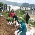 Công an xã Tống Sơn gia cố đê xung yếu, chủ động ngăn nước bảo vệ Nhân dân