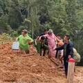 Công an xã Nam Xuân vượt sạt lở, kịp thời đưa người dân đi cấp cứu