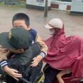Lực lượng Cảnh sát cơ động kịp thời hỗ trợ người dân trong ngập lụt