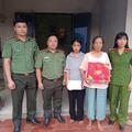 Công an xã Hoằng Tiến thăm hỏi, tặng quà Trung thu cho trẻ em có hoàn cảnh khó khăn