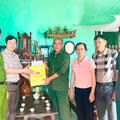 Công an xã Hà Trung thăm hỏi, trao quà cho các thương binh, thân nhân liệt sĩ