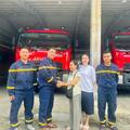 Xúc động hình ảnh người dân đến thăm, cảm ơn cán bộ Cảnh sát PCCC và CNCH