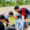 Nhanh chóng sơ cứu, đưa nam thanh niên bị ngã đi cấp cứu
