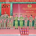 Công an xã Hoằng Sơn trao tặng 100 bình chữa cháy cho các hộ gia đình có hoàn cảnh khó khăn trên địa bàn
