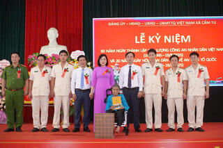 <a href="/tin-tuc-su-kien/huong-ve-co-so2" title="Phong trào toàn dân bảo vệ ANTQ" rel="dofollow">Phong trào toàn dân bảo vệ ANTQ</a>