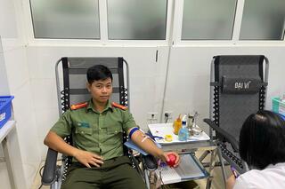 <a href="/tin-tuc-su-kien/tin-hoat-dong" title="Tin hoạt động" rel="dofollow">Tin hoạt động</a>