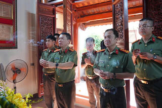 <a href="/tin-tuc-su-kien/tin-hoat-dong" title="Tin hoạt động" rel="dofollow">Tin hoạt động</a>