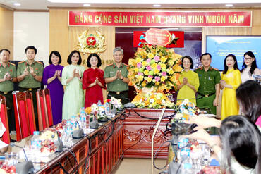 <a href="/tin-tuc-su-kien/tin-hoat-dong" title="Tin hoạt động" rel="dofollow">Tin hoạt động</a>