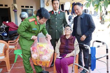 <a href="/tin-tuc-su-kien/tin-hoat-dong" title="Tin hoạt động" rel="dofollow">Tin hoạt động</a>