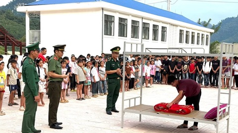 Công an xã Bát Mọt phối hợp hướng dẫn học sinh nội trú rèn luyện nếp sống ngăn nắp, kỷ luật