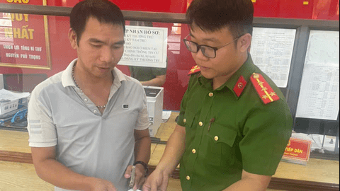 Công an xã Vạn Lộc hỗ trợ người dân nhận lại 220 triệu đồng chuyển khoản nhầm