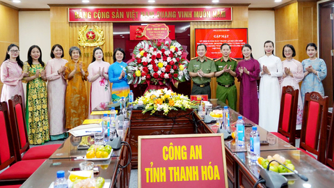 Công an tỉnh Thanh Hóa gặp mặt nữ lãnh đạo cấp phòng, cán bộ Hội và trao tặng Kỷ niệm chương “Vì sự phát triển của Phụ nữ Việt Nam” năm 2026
