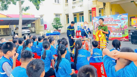 Trang bị kiến thức, kỹ năng PCCC và CNCH, phòng, chống đuối nước cho 100 giáo viên, học sinh tại Triệu Sơn