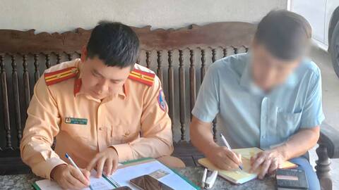 Thanh Hoá: Phòng Cảnh sát giao thông xác minh, xử lý lái xe ô tô vượt đèn đỏ