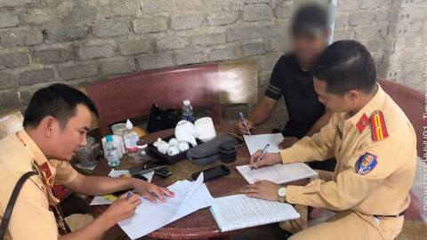 Xử phạt người điều khiển xe ô tô “Đi ngược chiều trên đường có biển cấm đi ngược chiều”