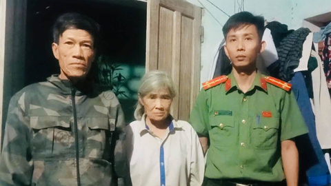 Công an phường Đào Duy Từ xuyên đêm tìm kiếm, xác minh đưa cụ bà đi lạc trở về với gia đình
