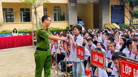 Trang bị kỹ năng PCCC, CNCH và phòng, chống đuối nước cho học sinh, giáo viên Trường THCS Đông Thọ