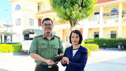 Nhặt được 2 chiếc điện thoại, người dân chủ động giao nộp Công an để tìm người đánh rơi