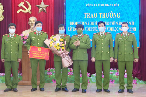 Khen thưởng Công an huyện Vĩnh Lộc về thành tích đấu tranh với tội phạm tàng trữ trái phép pháo hoa nổ