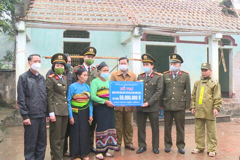 Công an Thanh Hoá trao tiền hỗ trợ 2 gia đình có hoàn cảnh khó khăn sửa chữa nhà ở