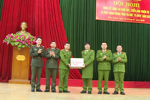 Đại tá Khương Duy Oanh, Phó Giám đốc Công an tỉnh thăm, làm việc và chúc Tết tại Công an các đơn vị cơ sở