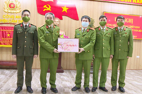 Đại tá Nguyễn Quang Huy, Phó Giám đốc Công an tỉnh thăm, tặng quà, chúc tết CBCS Công an huyện Cẩm Thuỷ