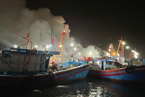 Ngăn chặn cháy lan tại nơi neo đậu tàu thuyền Cảng Lạch Bạng, thị xã Nghi Sơn