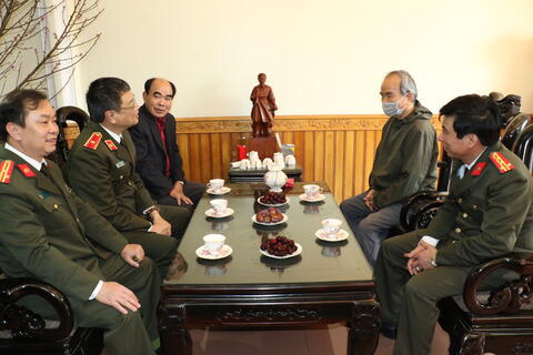 Thiếu tướng Trần Phú Hà, Giám đốc Công an tỉnh thăm, chúc Tết gia đình và dâng hương tưởng niệm 2 đồng chí nguyên Trưởng ty, Giám đốc Công an tỉnh