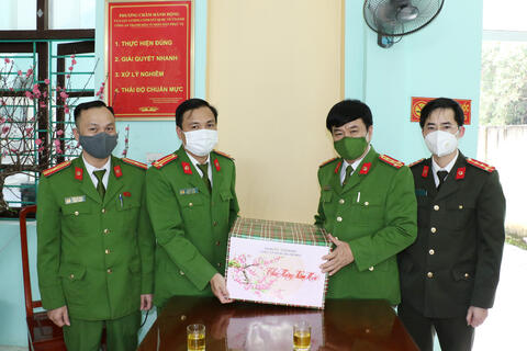 Đại tá Khương Duy Oanh, Phó Giám đốc Công an tỉnh thăm, chúc tết CBCS Công an phường Điện Biên