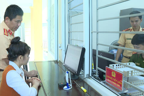 Thanh Hóa: Ngày đầu tiên thực hiện cấp đăng ký xe tại Công an cấp huyện, Công an cấp xã