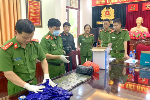 Triệt phá đường dây mua bán, vận chuyển hơn 22 nghìn viên ma túy tổng hợp và 10 bánh heroin từ Lào về Việt Nam tiêu thụ