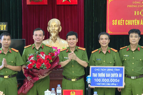 Trao thưởng Ban chuyên án  triệt phá đường dây mua bán, vận chuyển trái phép chất ma tuý từ Lào về Việt Nam tiêu thụ