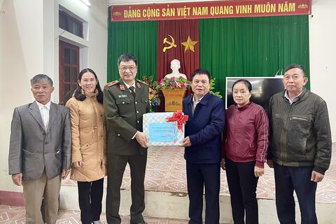 Giám đốc Công an tỉnh dự sinh hoạt chi bộ phố Lê Hoàn, thị trấn Ngọc Lặc