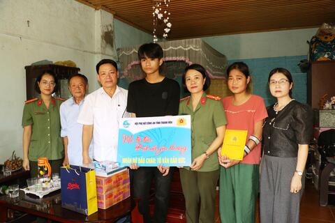 Hội phụ nữ Công an tỉnh tiếp bước con tới trường
