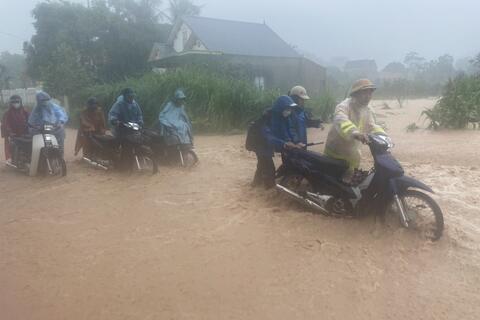 Công an Thanh Hóa giúp dân phòng, chống mưa, lũ