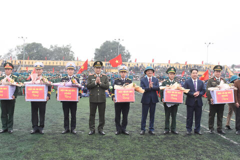 Thiếu tướng Trần Phú Hà, Giám đốc Công an tỉnh dự Lễ giao, nhận quân tại huyện Hậu Lộc